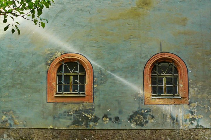 外壁塗装した壁の色が変色しているイメージ