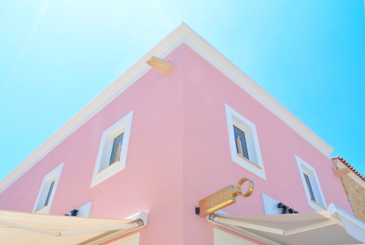 ピンク系の色で外壁塗装されている家のイメージ