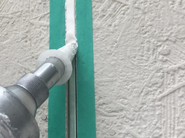 外壁材ヘーベルの塗装前のコーキング