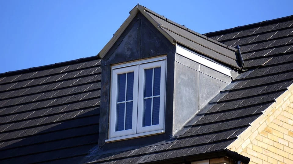 屋根塗装は雨漏りに効果的？塗装の目的と雨漏り工事の種類を紹介