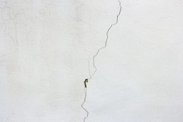 外壁材の種類によるクラック（ひび割れ）の症状とは？